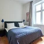Spacious 3 Bedroom Manor Flat Next To Tivoli Apartment *