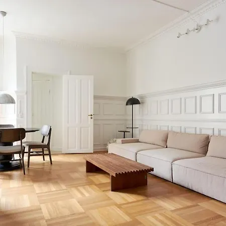 Spacious 3 Bedroom Manor Flat Next To Tivoli Copenhaga