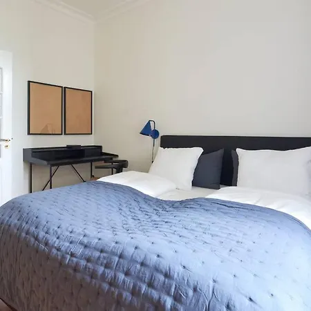 Spacious 3 Bedroom Manor Flat Next To Tivoli Daire Kopenhag