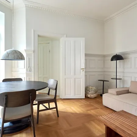 Spacious 3 Bedroom Manor Flat Next To Tivoli Copenhaga