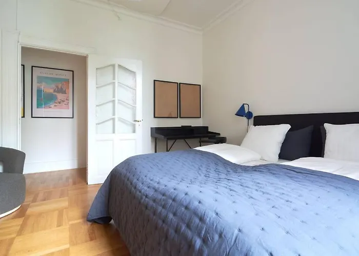 Spacious 3 Bedroom Manor Flat Next To Tivoli Apartament