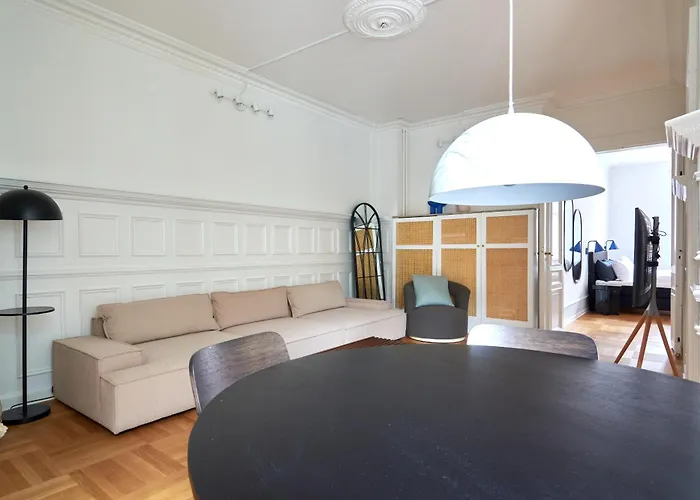 Spacious 3 Bedroom Manor Flat Next To Tivoli Apartament *