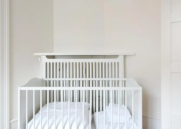 Spacious 3 Bedroom Manor Flat Next To Tivoli Apartament *